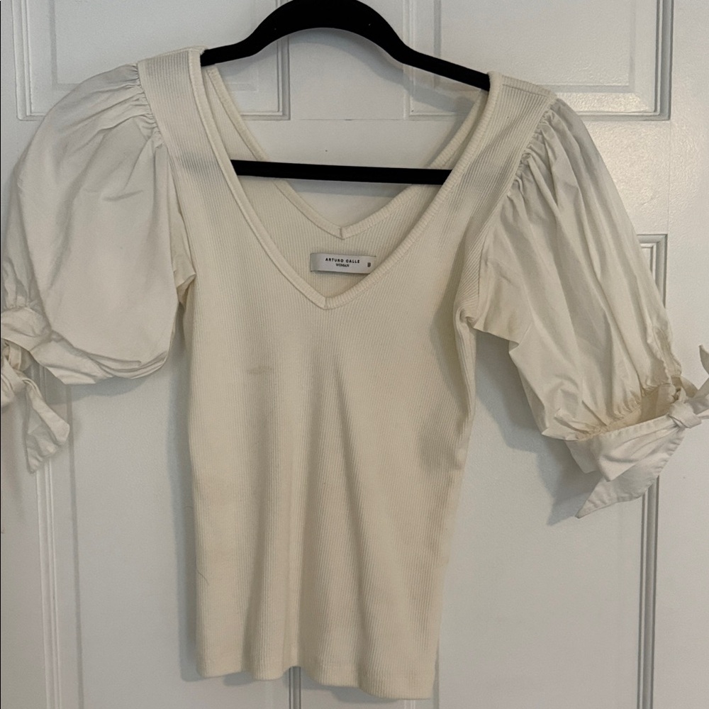 Arturo Calle Cream V-Neck Puff Sleeve Blouse